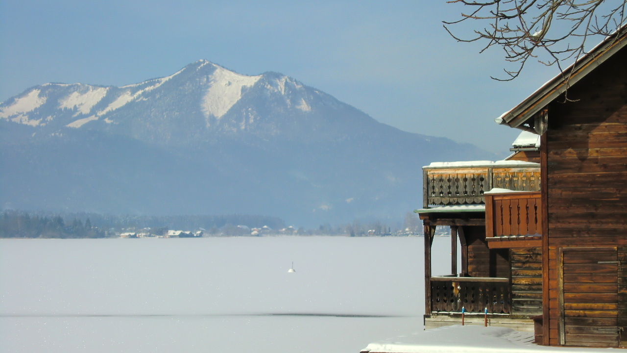 Bootshaus am zugefrorenen Wolfgangsee