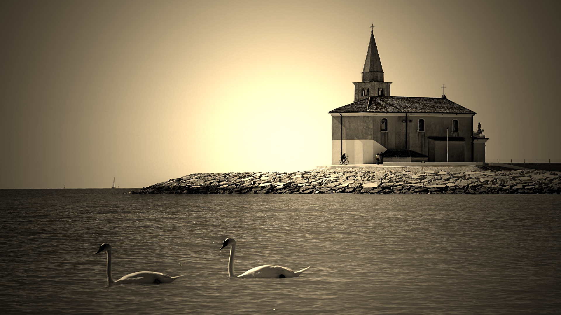 Kirche Madonna dell’Angelo am Strand von Caorle mit Schwänen im Meer